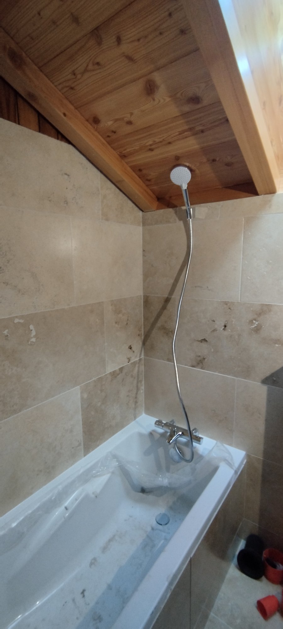 Salle de bain baignoire travertin