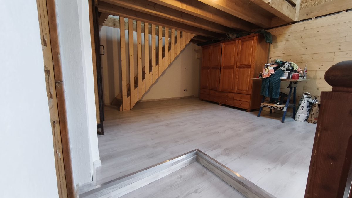 Après parquet flottant gris