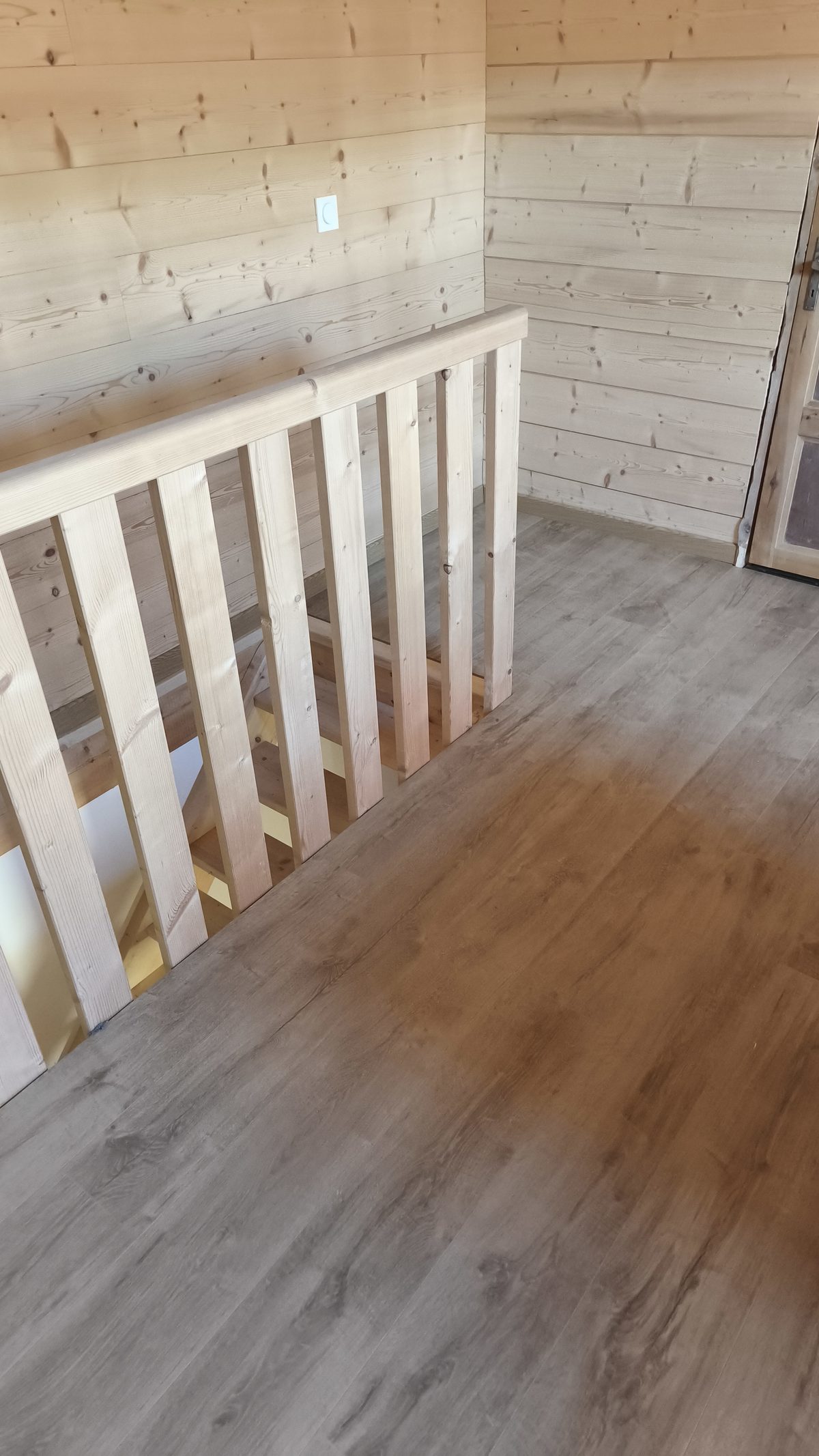 Parquet gris rampe bois